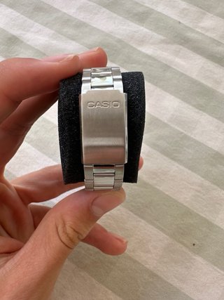 Reloj Casio plateado y blanco