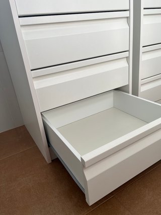 Cajonera blanca con tiradores integrados