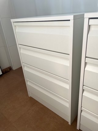 Cajonera blanca con tiradores integrados