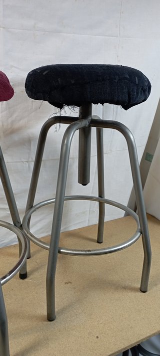 Taburete de metal y tela