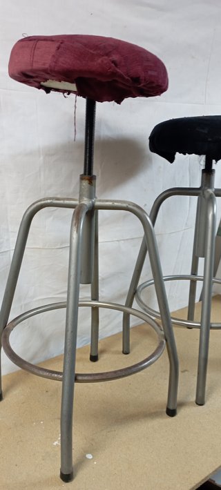 Taburete de metal y tela