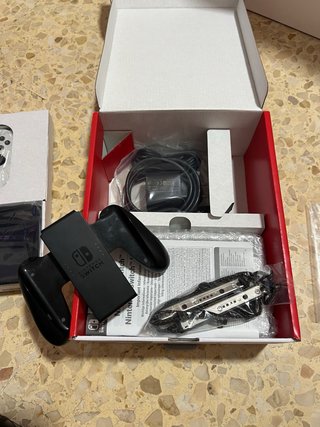 Nintendo Switch OLED + Videogioco + 2 Custodie