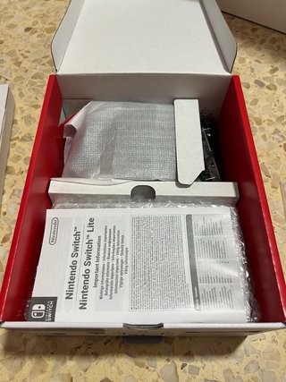 Nintendo Switch OLED + Videogioco + 2 Custodie