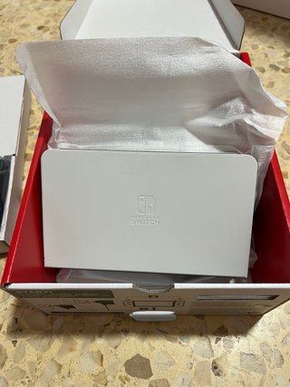 Nintendo Switch OLED + Videogioco + 2 Custodie