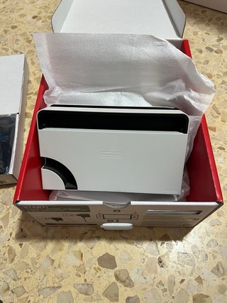Nintendo Switch OLED + Videogioco + 2 Custodie