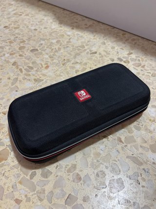 Nintendo Switch OLED + Videogioco + 2 Custodie