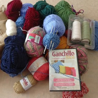 Lote de lanas y DVD Ganchillo Fácil