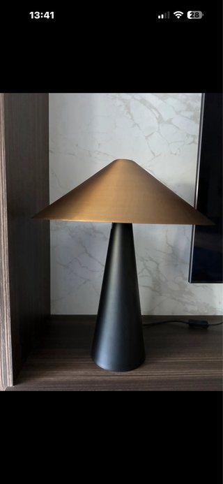 Lámpara de mesa metal negra y dorada