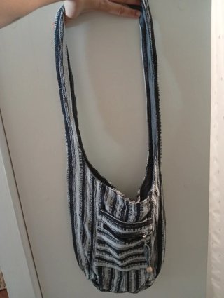 Bolso de rayas gris y negro