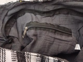 Bolso de rayas gris y negro