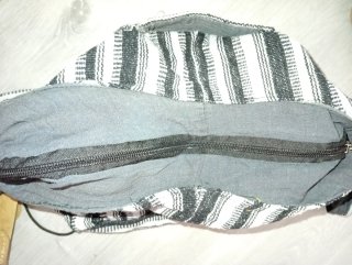 Bolso de rayas gris y negro