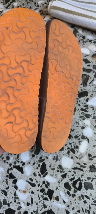 Sandalias Marrones Tira Naranja