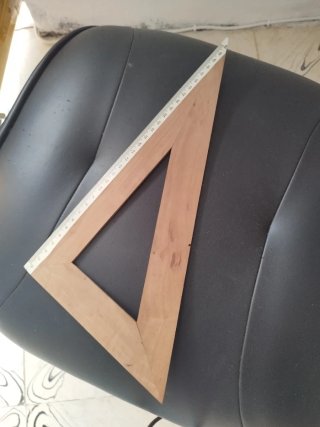 Escuadra de madera con regla