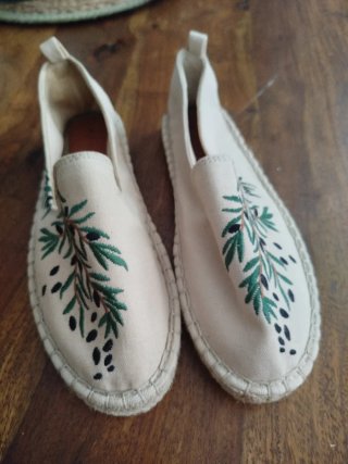 Alpargatas Beige con Bordado Verde de olivos.