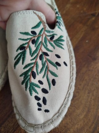 Alpargatas Beige con Bordado Verde de olivos.