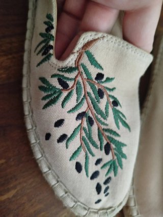 Alpargatas Beige con Bordado Verde de olivos.