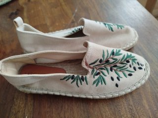 Alpargatas Beige con Bordado Verde de olivos.