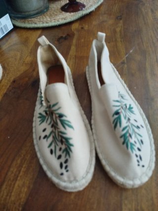 Alpargatas Beige con Bordado Verde de olivos.