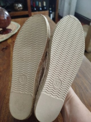 Alpargatas Beige con Bordado Verde de olivos.