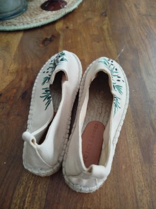 Alpargatas Beige con Bordado Verde de olivos.