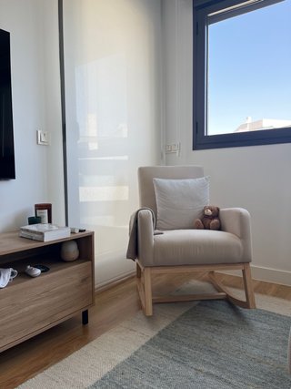 Butaca balancín beige y madera