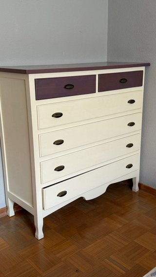 Dormitorio completo: cama, cómoda y mesita