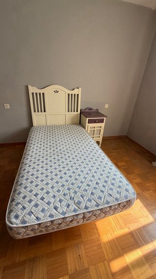 Dormitorio completo: cama, cómoda y mesita