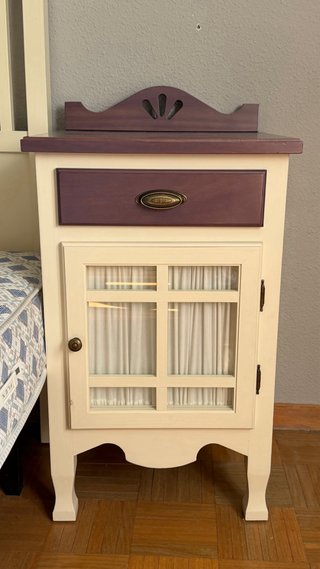 Dormitorio completo: cama, cómoda y mesita