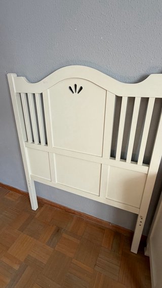 Dormitorio completo: cama, cómoda y mesita