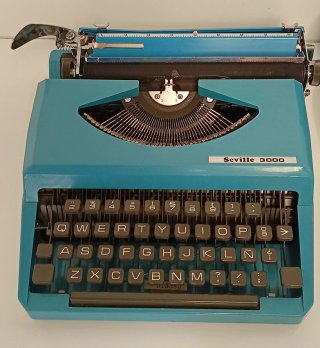 MAQUINA DE ESCRIBIR MARCA SEVILLE 3000 AZUL