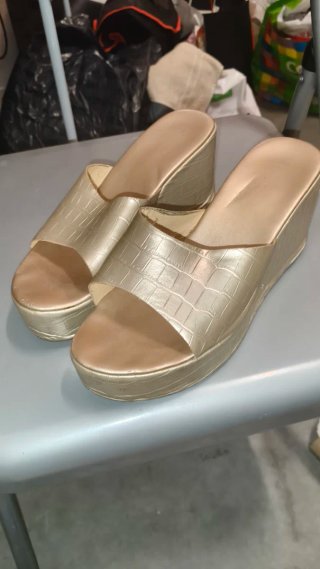 Sandalias doradas de cuña