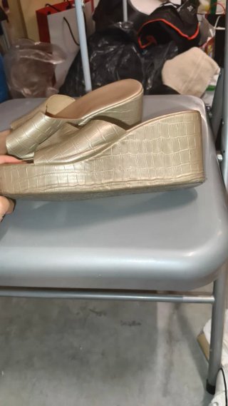Sandalias doradas de cuña