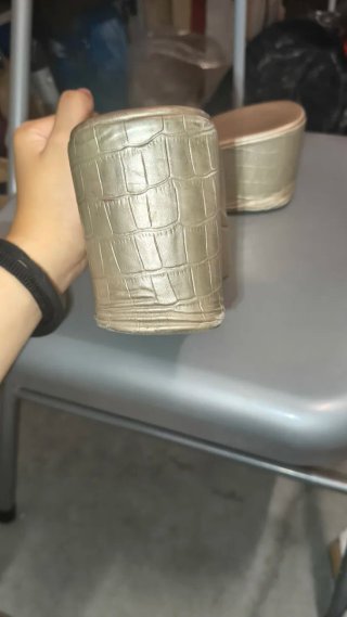 Sandalias doradas de cuña