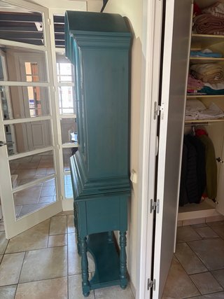 Mueble de salón verde con vitrina