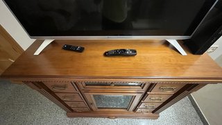 Mueble TV madera con cajones y vitrina