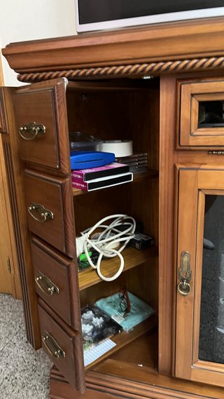 Mueble TV madera con cajones y vitrina