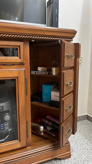 Mueble TV madera con cajones y vitrina