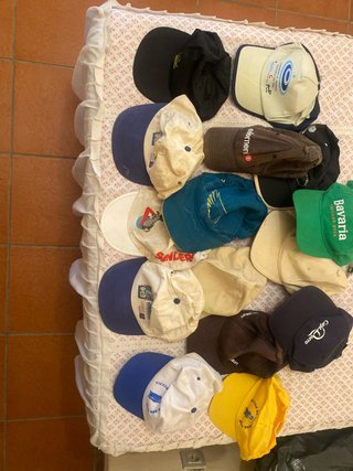 Lote de gorras variadas