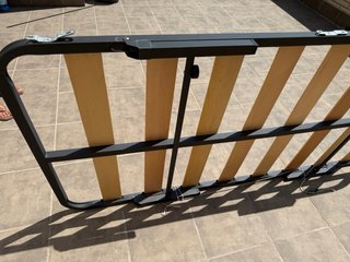 Base de cama metálica con lamas de madera con pata