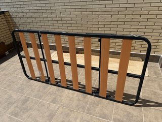Base de cama metálica con lamas de madera con pata