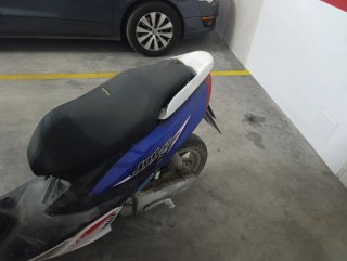 Yamaha Jog R Scooter Azul y Blanco
