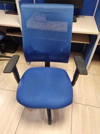 Silla de oficina ergonómica azul y negra, varios