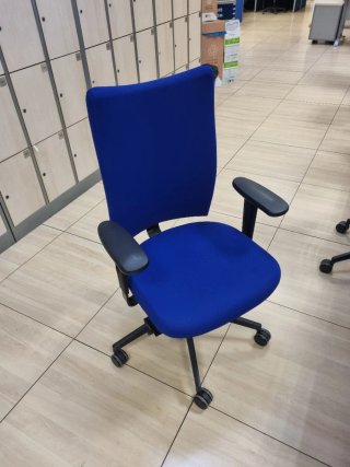 Silla de oficina ergonómica azul y negra, varios