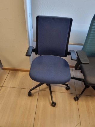 Silla de oficina ergonómica azul y negra, varios