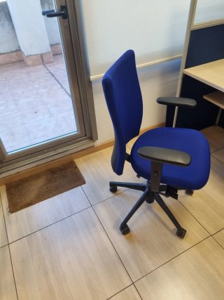 Silla de oficina ergonómica azul y negra, varios