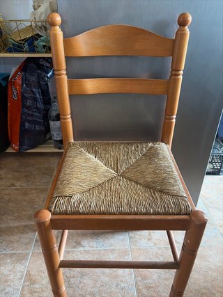 2 Sillas de madera con asiento de mimbre