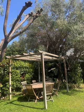 Pergolato in legno con tavolo e sedie