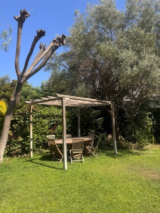 Pergolato in legno con tavolo e sedie