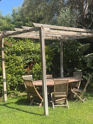 Pergolato in legno con tavolo e sedie