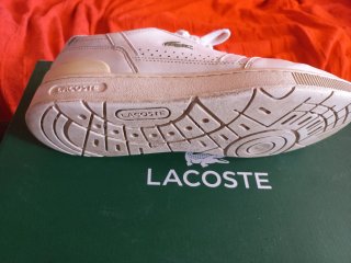 Zapatillas de hobre Lacoste de cuero blanco.
